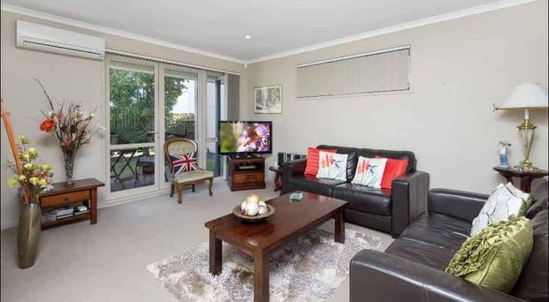 Tidy standalone 1 bedroom with garage and garden - Photo 1