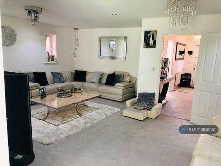 5 bedroom detached house to rent - Photo 2