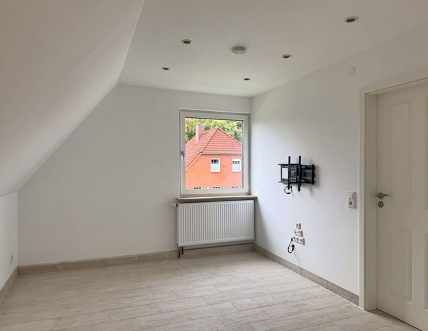 Ideal für Singles: Renovierte 2ZKB-Dachgeschosswohnung inkl. EBK in ruhiger Lage von Ostgroßefehn - Foto 1