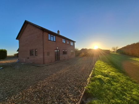 Large 4 Bedroom Rural Property for Rent in Crowland - Photo 2