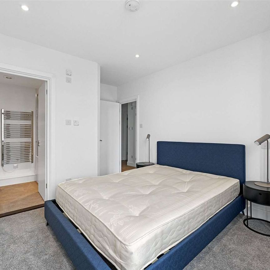 A newly refurbished two bedroom apartment in a convenient City location - Photo 1