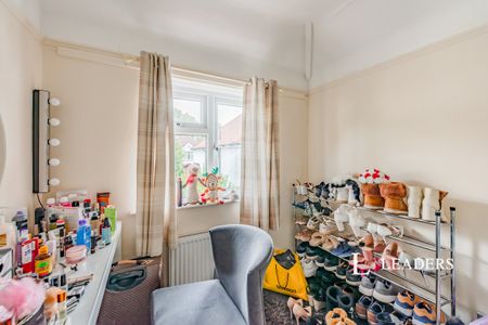 3 bedroom house to rent Knole Grove, East Grinstead, RH19 - Photo 4