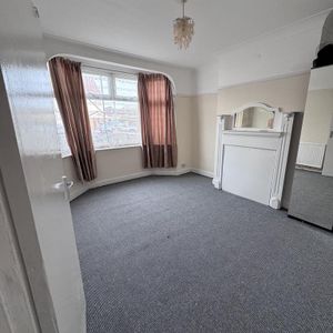 4 bedroom semi-detached house to rent - Photo 2