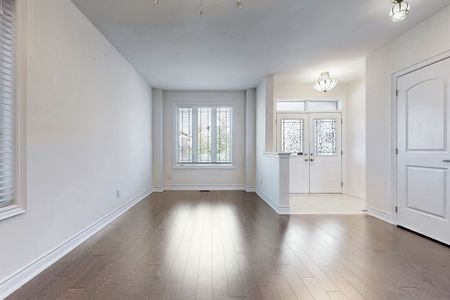 For Lease - 5 Blazing Star Street, East Gwillimbury, Ontario - Photo 4