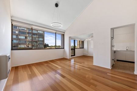 Modern Bayside Retreat: Spacious Apartment with Pool and Resort-Style Amenities - Photo 5