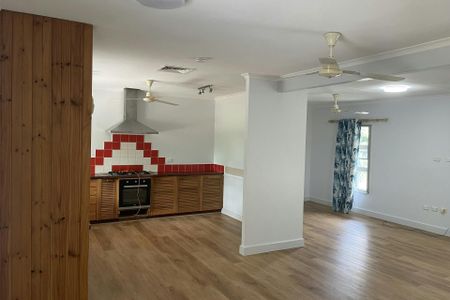 DELIGHTFUL FAMILY HOME - Photo 4