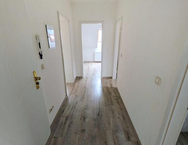 ++ frisch renovierte, neue 3-Raum DG-Wohnung mit Tageslichtbad - einziehen & wohlfühlen ++ - Photo 1