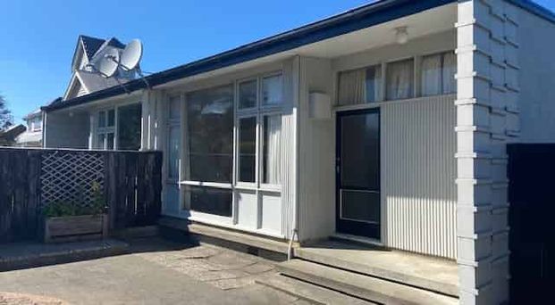 Queens Park - Photo 1