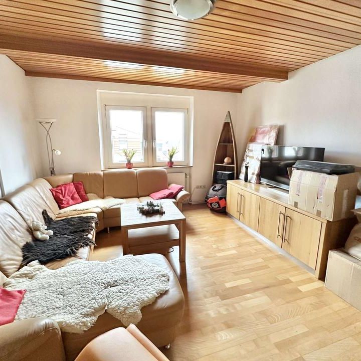 Dachgeschosswohnung mit 5 Zimmern und Balkon im Zentrum von Tauberbischofsheim - Photo 1