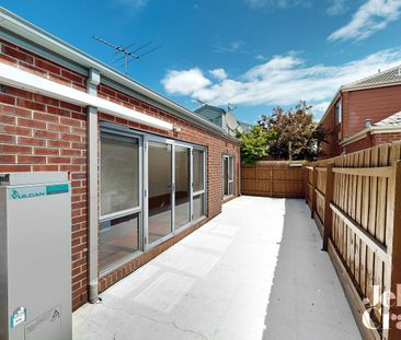 2/134 Cooper Street, Essendon, Vic 3040 - Photo 1