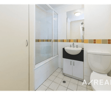 Unbeatable CBD Living Opposite Flinders Street Station - Photo 6