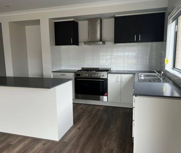 SPACIOUS FAMILY HOME - Photo 2