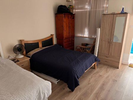 1 bedroom block of apartments to rent - Photo 2