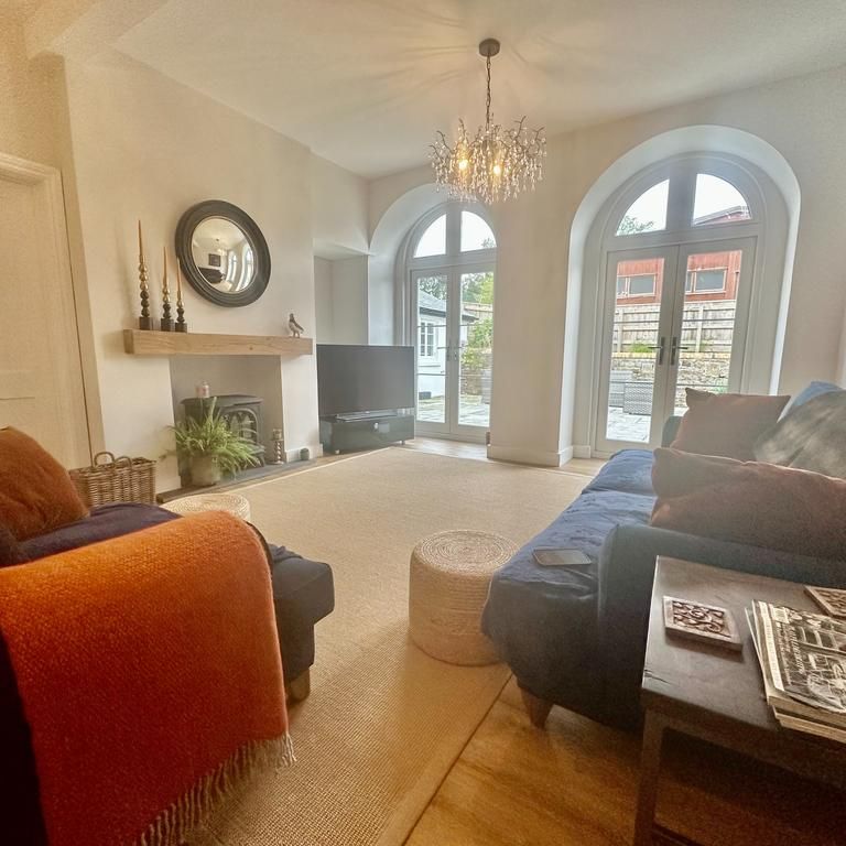 2 bedroom mews to rent - Photo 1