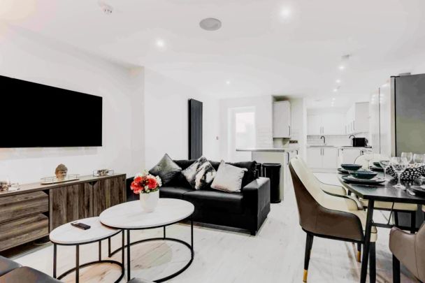 6 Beds 3 Baths - Photo 1