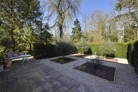 Short let: all bills included. Superb converted barn with an idyllic private garden set in a beautiful private and secure estate. - Photo 4