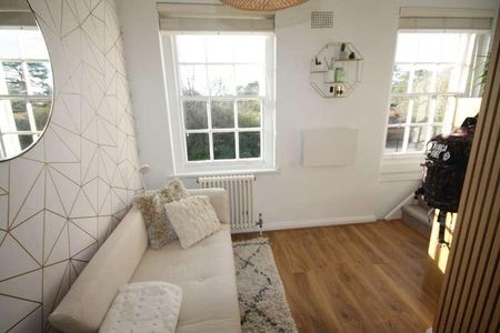 Park Lawn, Farnham Royal, SL2 - Photo 2