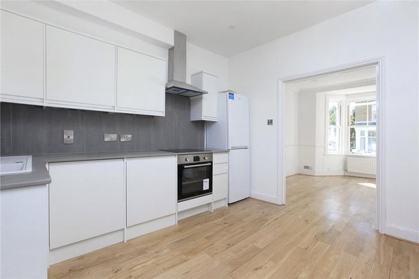 3 bedroom flat in London - Photo 1