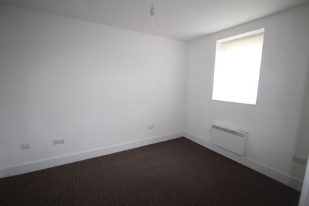 ****Available NOW*** PROPERTY OPTIONS are pleased to offer a first floor one bedroom flat ideally located to the city centre Large open plan lounge/kitchen Lounge having electric heaters. Kitchen with breakfast bar, electric oven, hob and extractor fan, and fridge included in the flat. - Photo 5