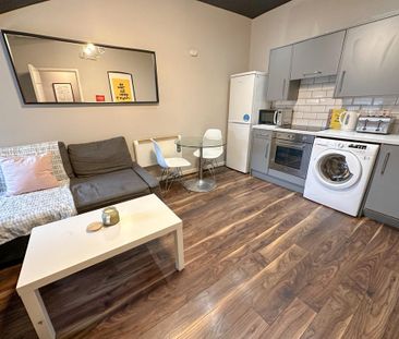 4 bedroom flat to rent - Photo 1