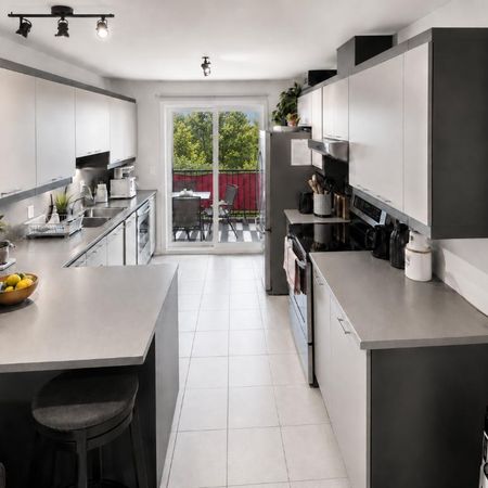 4½ MODERNE À LOUER | 2 STATIONNEMENTS | PRÈS DU CHUS - Photo 3