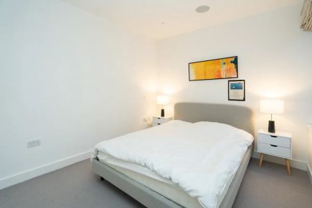 2 bedroom flat in London - Photo 2