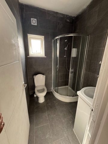 3 Bed Flat, Beehive Lane, IG4 - Photo 5