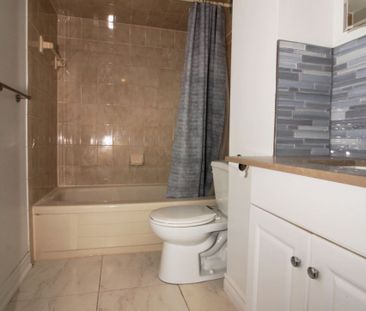 For Lease - 382 Walton Street, Oakville, Ontario - Photo 2