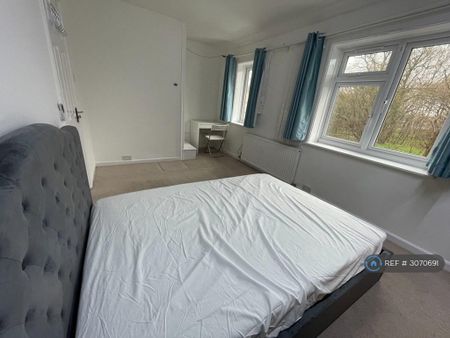 1 bedroom in a house share to rent - Photo 2