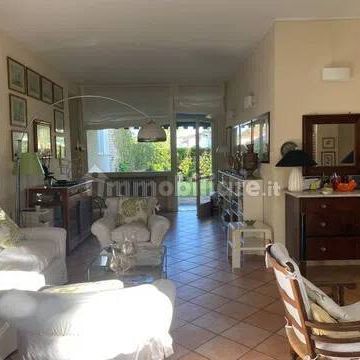 Villa unifamiliare via Degli Allori, Tirrenia, Pisa - Photo 1
