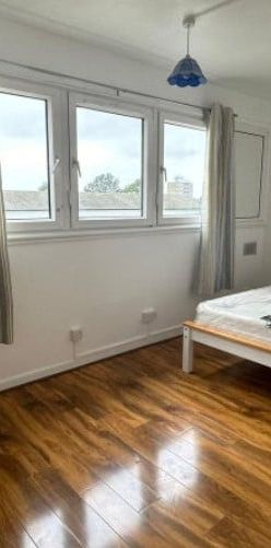 Room in a Shared Flat, Hersham Close, SW15 - Photo 1