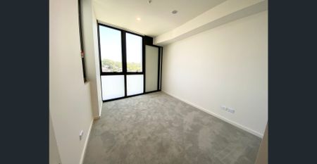 Bright Two Bedroom Apartment in Melrose Park - Photo 4