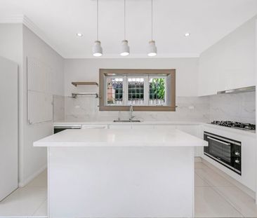 Modern and spacious family townhouse in convenient location. - Photo 4