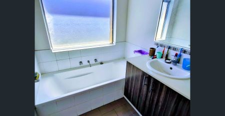 Modern home in Brabham - Photo 3