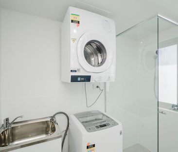 Stunning 3-Bedroom , 2 bathroom renovated apartment with Sweeping R... - Photo 6