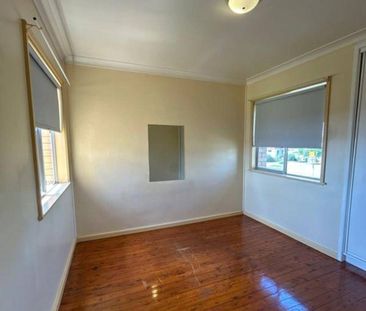 Spacious Unit - Near Holy Trinity School - Photo 5