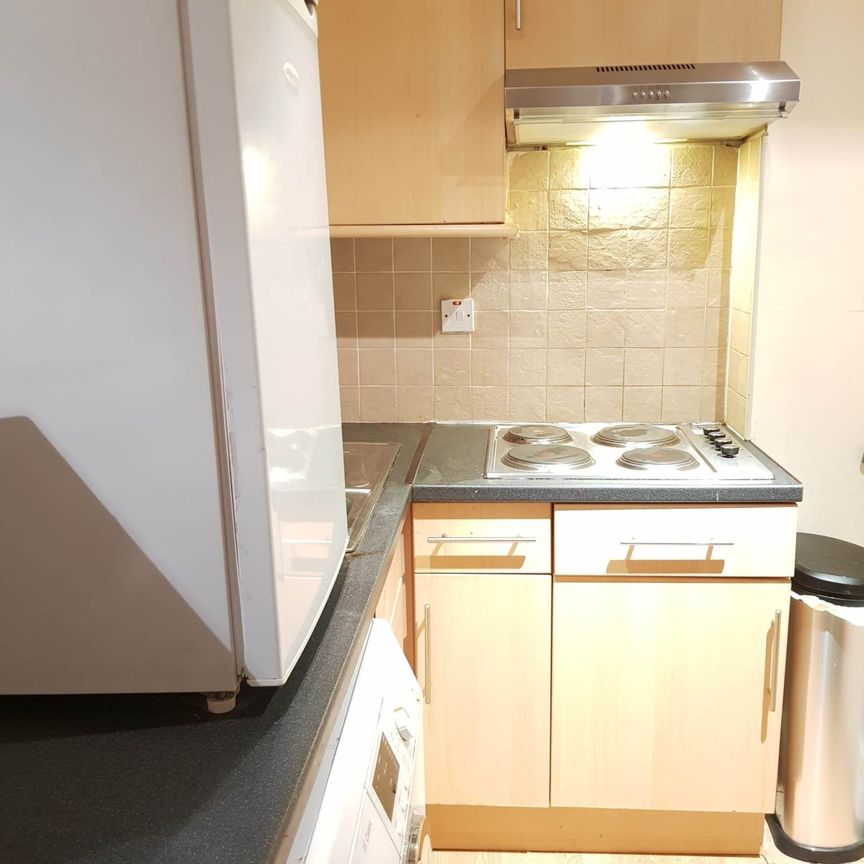 Price £1,100 pcm - Available 17/10/2025 - Furnished - Photo 1