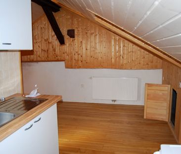 Appartement de 1.5 pièce mansardé avec cachet au 3ème avec balcon - Photo 2