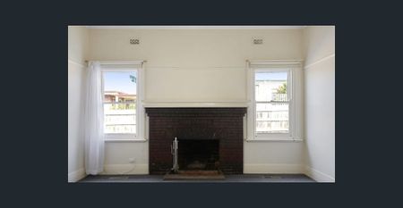 CHARMING 3 BEDROOM COTTAGE CLOSE TO TOWN!!! - Photo 2