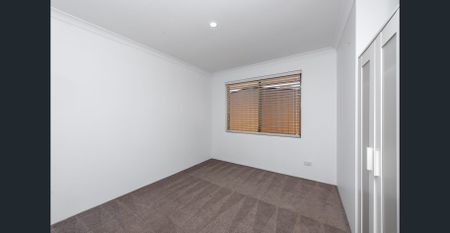 STUNNING FAMILY HOME - ENTERTAINERS DELIGHT! - Photo 3