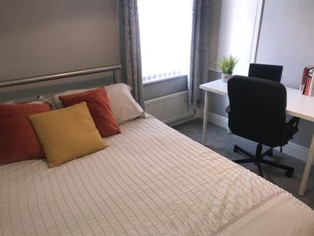 3 bedroom Flat To Let - Photo 4