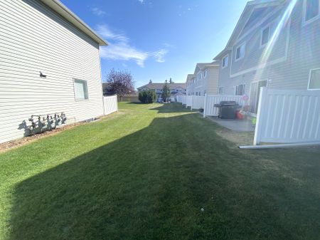 GREAT 3 BED, 1.5 BATH 2 STOREY TOWNHOUSE, W/ AN ATTACHED SINGLE GARAGE IN ELLERSLIE - Photo 3