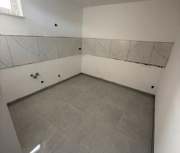 Helle 2-Zimmer-Wohnung mit großem Wohnzimmer & großen Fenstern! - Foto 1