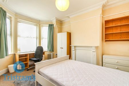 References Pending - 5 bed Semi-Detached House - Photo 3