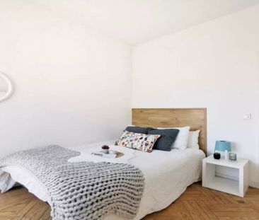 Room in a shared 9-bedroom apartment for rent in Palacio, perfect f... - Photo 2