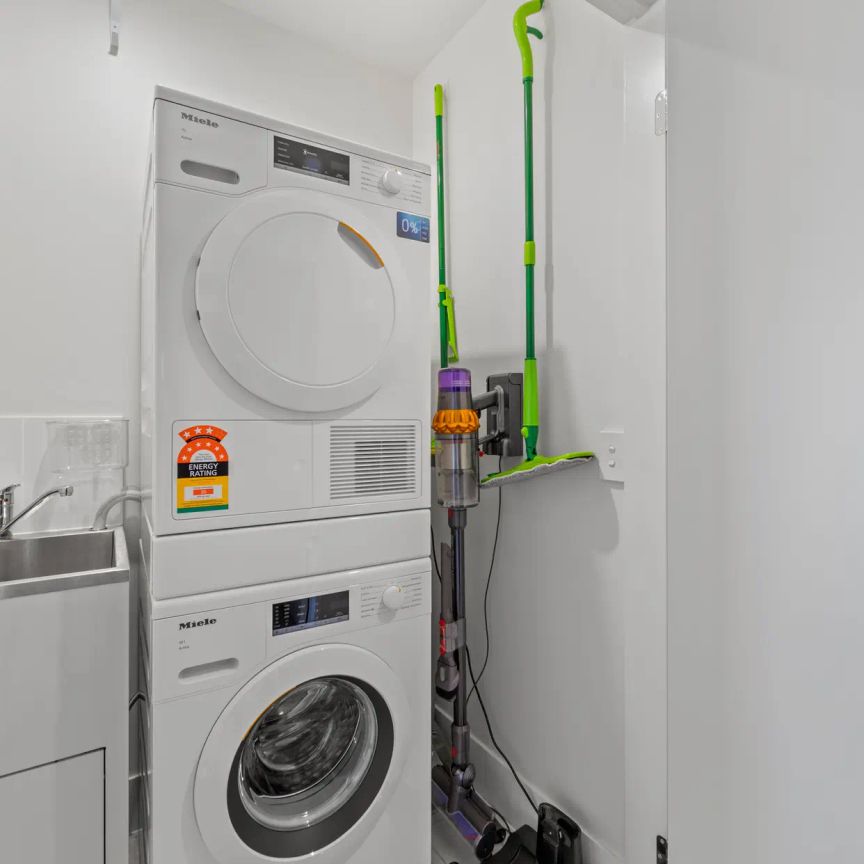 Hope Island Perfectly Positioned Apartment - Photo 1