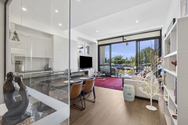 Character filled 2 bedroom apartment with street access - Photo 1