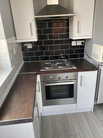 3 bedroom flat to rent - Photo 4