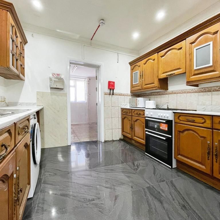 1 bedroom in a house share to rent - Photo 1