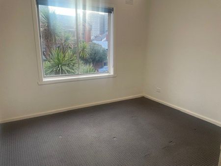 Tidy Two Bedroom Apartment - Photo 4